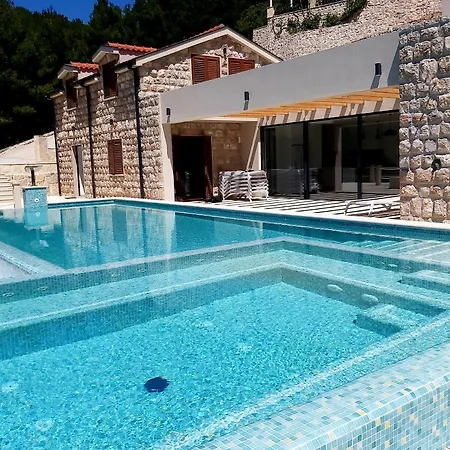 Poolincluded Beachfront In A Secluded Bay Doli