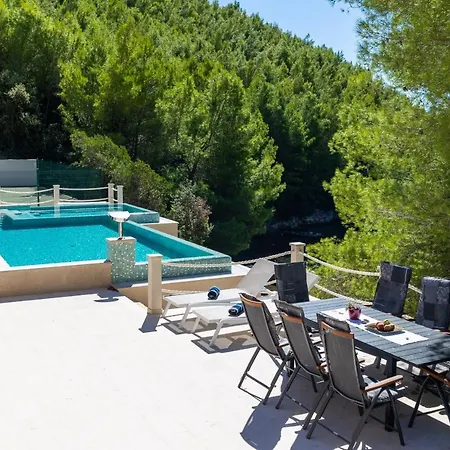 Poolincluded Beachfront In A Secluded Bay Βίλα Doli