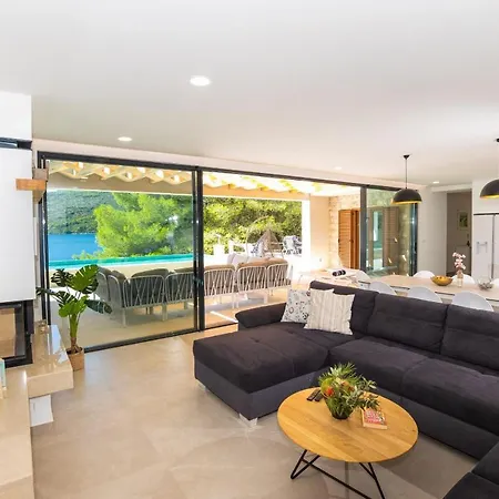 Poolincluded Beachfront In A Secluded Bay Doli
