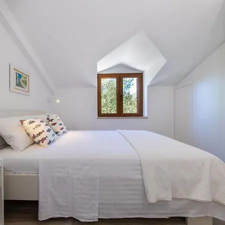 Poolincluded Beachfront In A Secluded Bay Doli