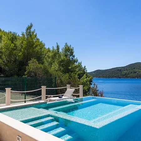 Poolincluded Beachfront In A Secluded Bay Doli